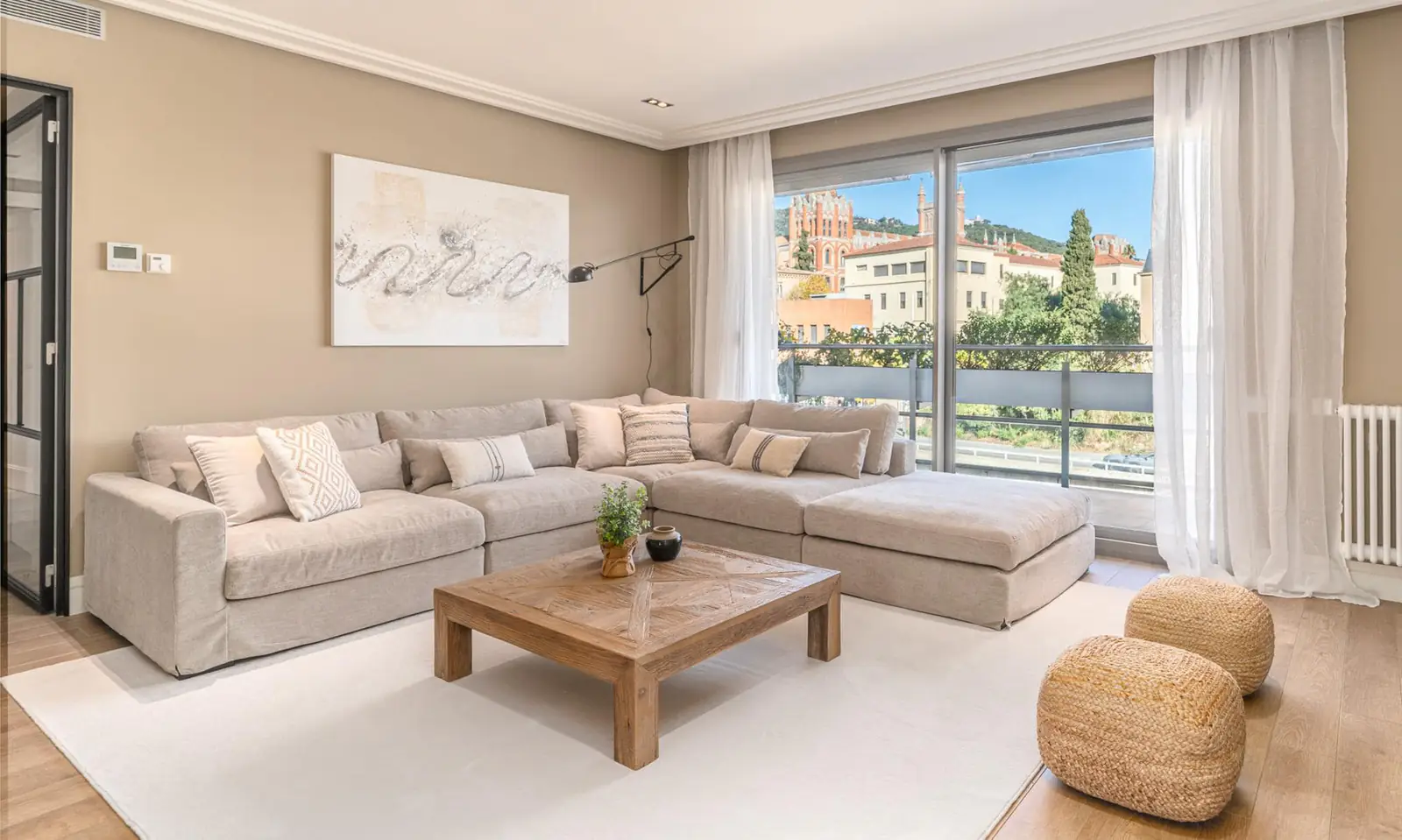 Saló d’un habitatge amb sortida a la terrassa