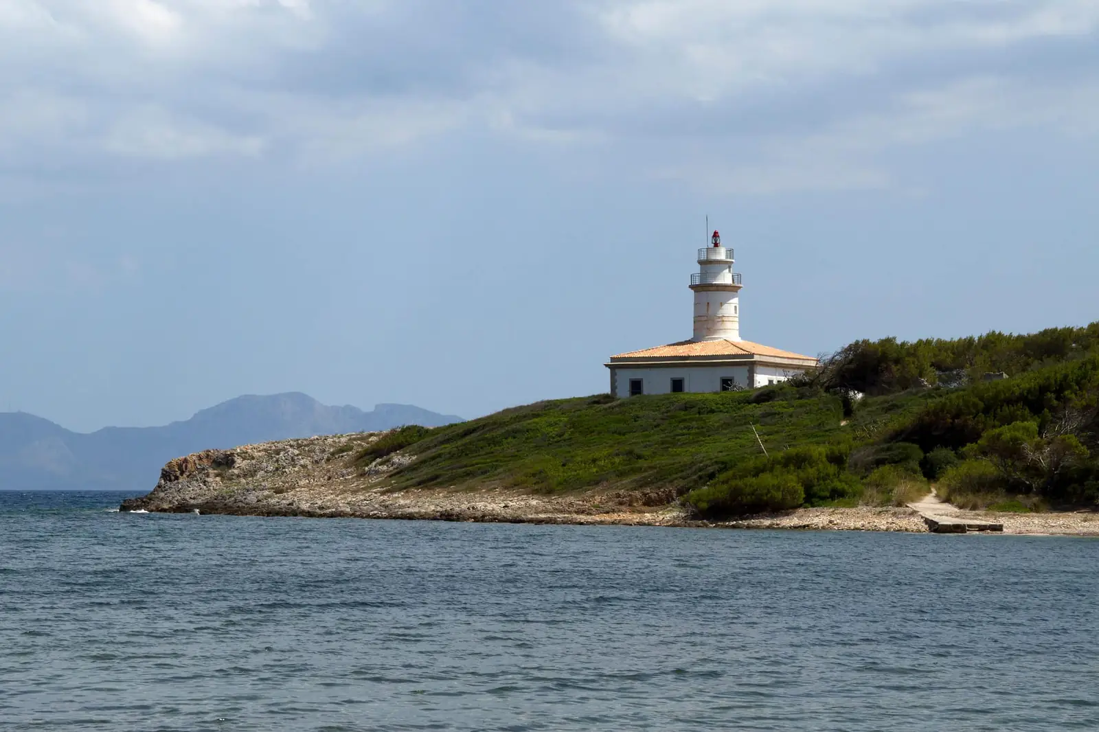 El far d’Alcanada, davant el Port d’Alcúdia